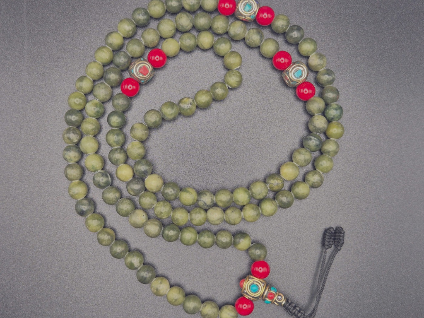 Jade Mala-Kette (Nephrit) in sanften Grüntönen | 108+1 Perlen | ca. 8mm